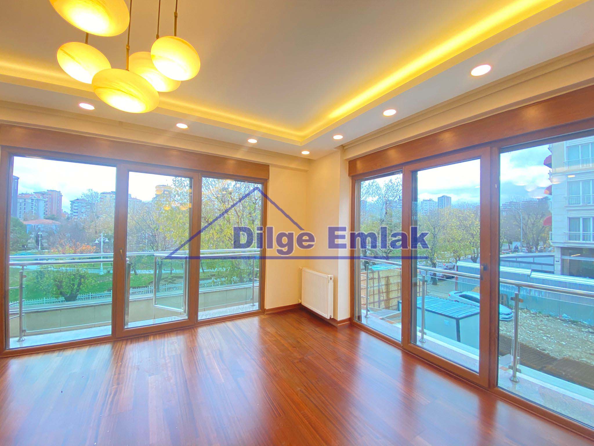 Göztepe Sahile yakın Park Manzaralı 2+1 genç binada balkonlu Satılık Daire