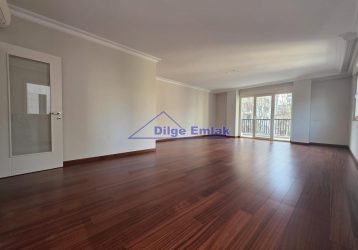 Caddebostan Büyük Kulübe yakın Balkonlu 3+1 Satılık daire