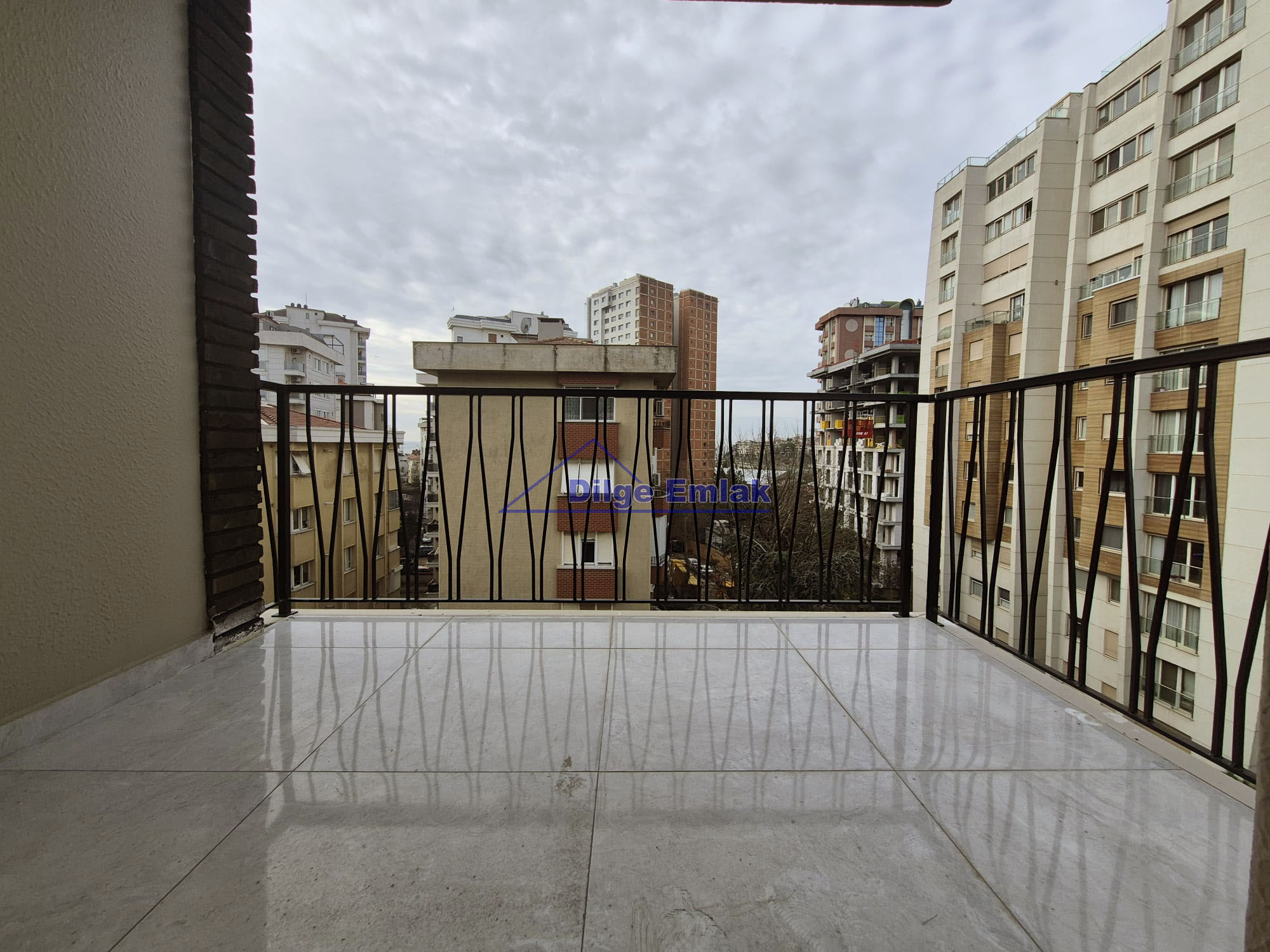 Kalamış Sahilde 3+1 Sıfır Otoparklı Güvenlikli Site Balkonlu