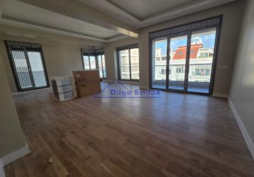 Caddebostan Sahil de Katta Tek 2 Araçlık Otoparklı 170 m2 Net