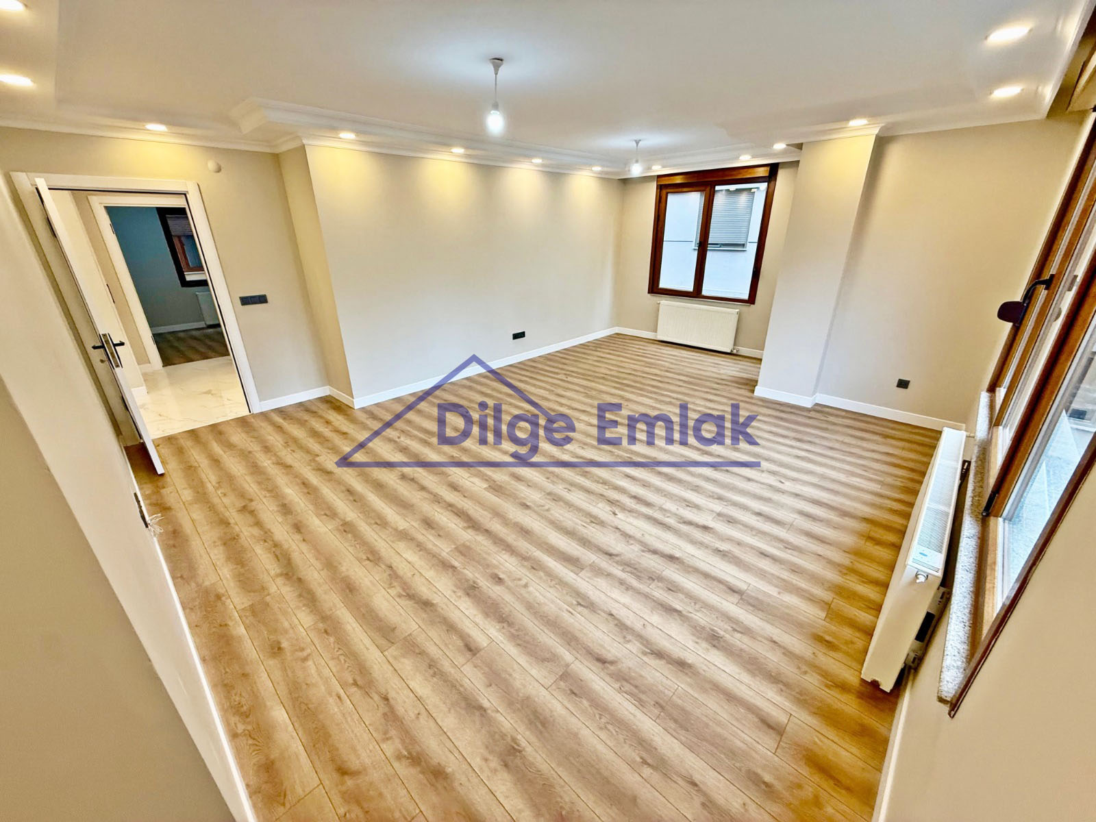 Caddebostan Bağdat Cad. Yakını 3+1 Balkonlu Satılık Daire