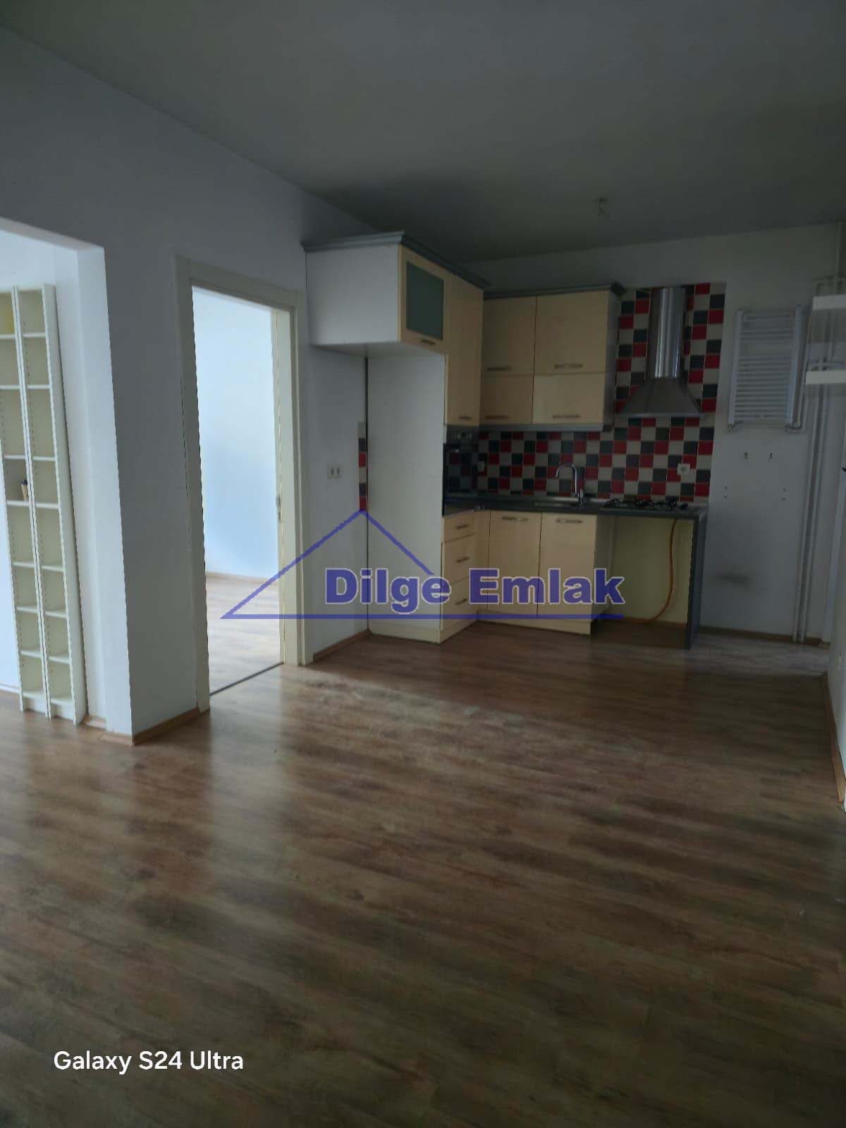 Feneryolu Bağdat Cad.yakın 2+1 yenilenmiş balkonlu kiralık daire