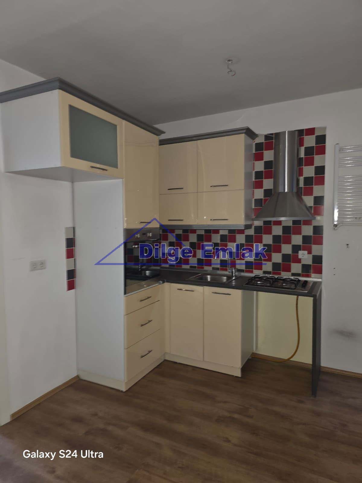 Feneryolu Bağdat Cad.yakın 2+1 yenilenmiş balkonlu kiralık daire
