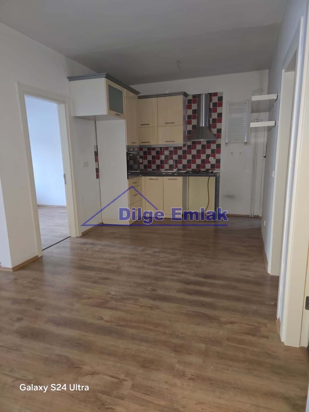 Feneryolu Bağdat Cad.yakın 2+1 yenilenmiş balkonlu kiralık daire