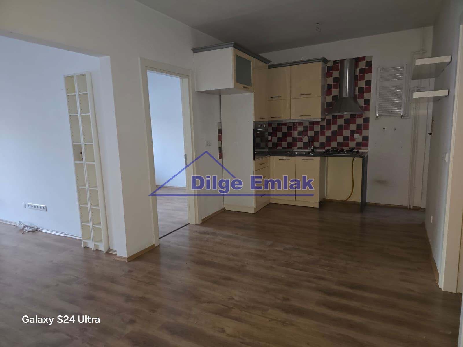 Feneryolu Bağdat Cad.yakın 2+1 yenilenmiş balkonlu kiralık daire