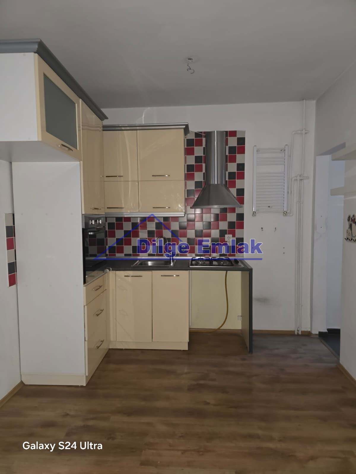 Feneryolu Bağdat Cad.yakın 2+1 yenilenmiş balkonlu kiralık daire