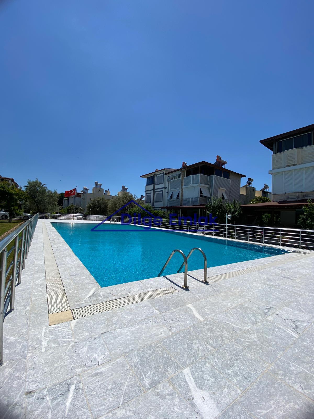 Altınoluk Fener’de Sezonluk Havuzlu Kiralık Villa
