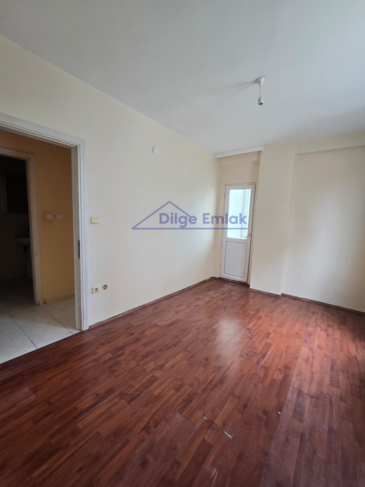 Bostancı Metro’ya Yakın 2+1 Balkonlu Kiralık Daire