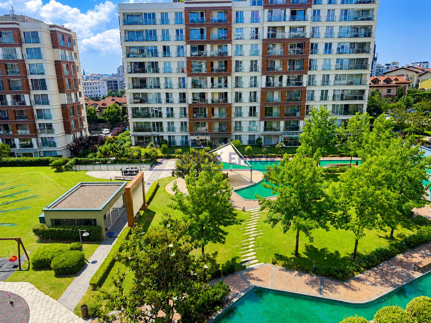 Ümraniye Metro Garden Sitesi 2+1 Balkonlu Satılık Daire