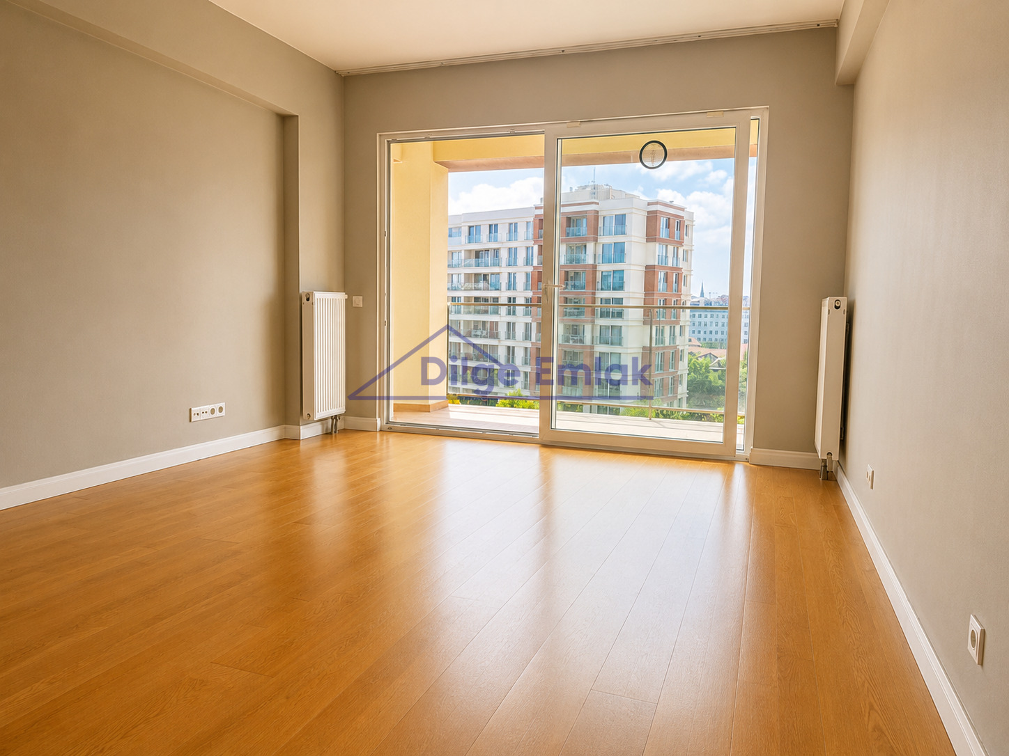 Ümraniye Metro Garden Sitesi 2+1 Balkonlu Satılık Daire