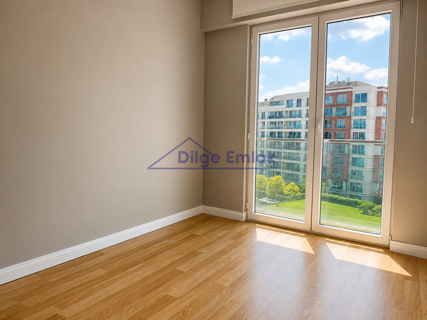 Ümraniye Metro Garden Sitesi 2+1 Balkonlu Satılık Daire