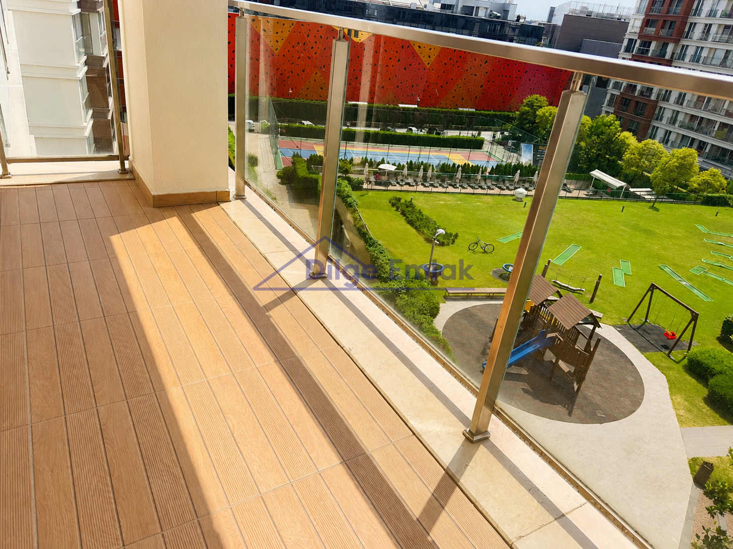 Ümraniye Metro Garden Sitesi 2+1 Balkonlu Satılık Daire
