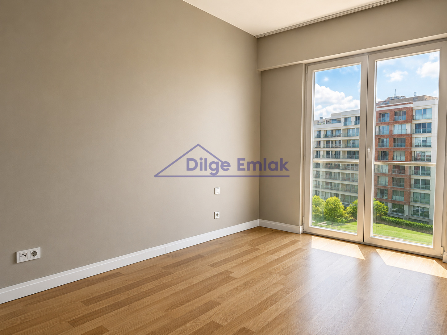 Ümraniye Metro Garden Sitesi 2+1 Balkonlu Satılık Daire