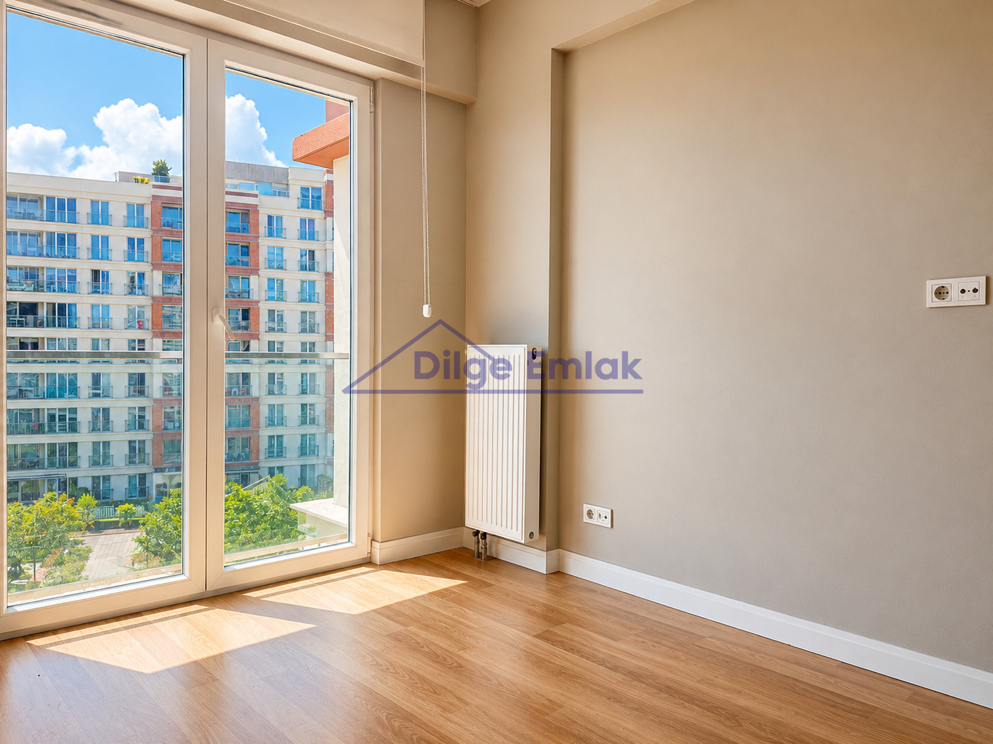 Ümraniye Metro Garden Sitesi 2+1 Balkonlu Satılık Daire
