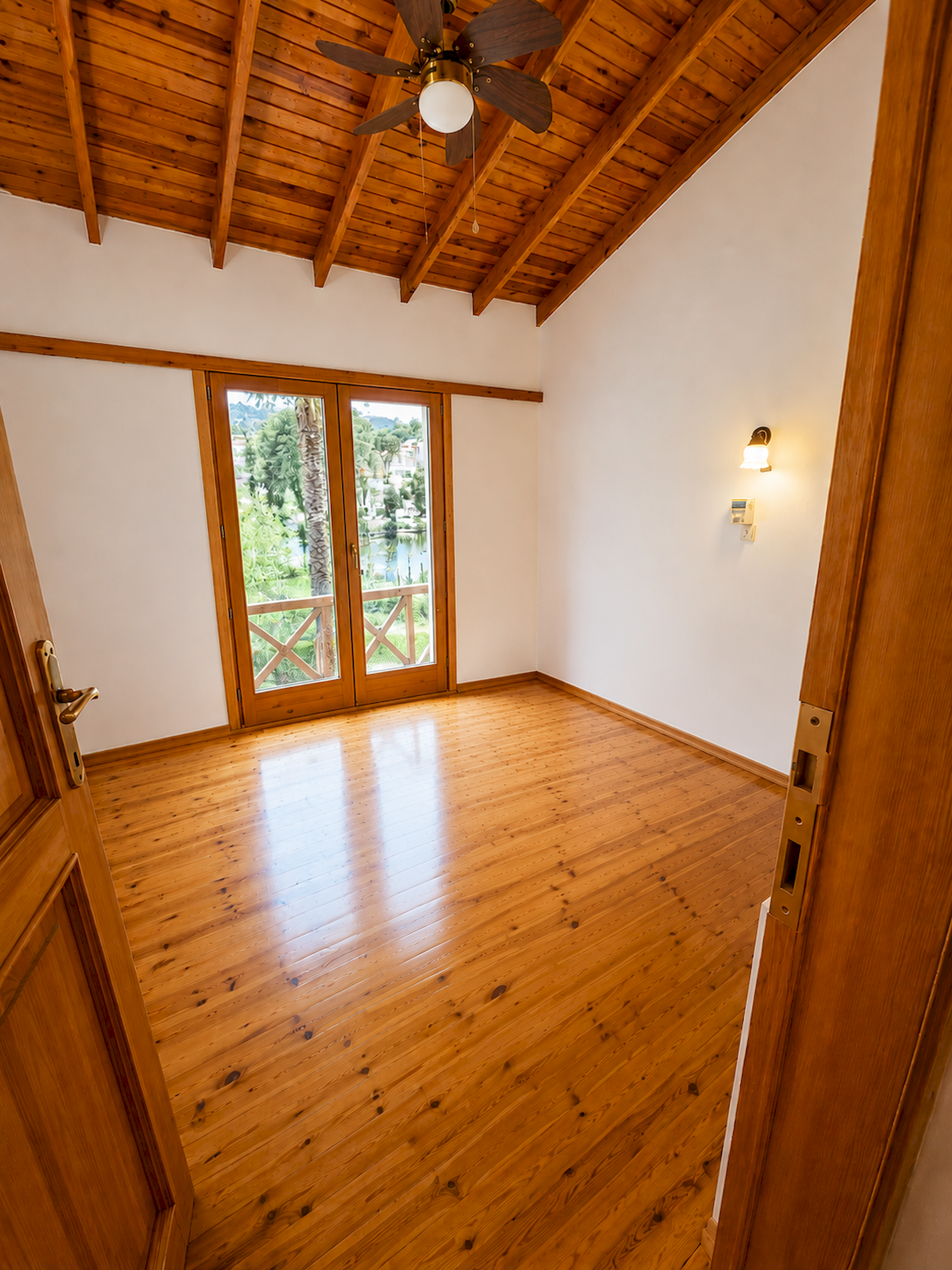 İznik Darka Tatil Köyünde 2+1 Gölet Manzaralı Satılık Dubleks