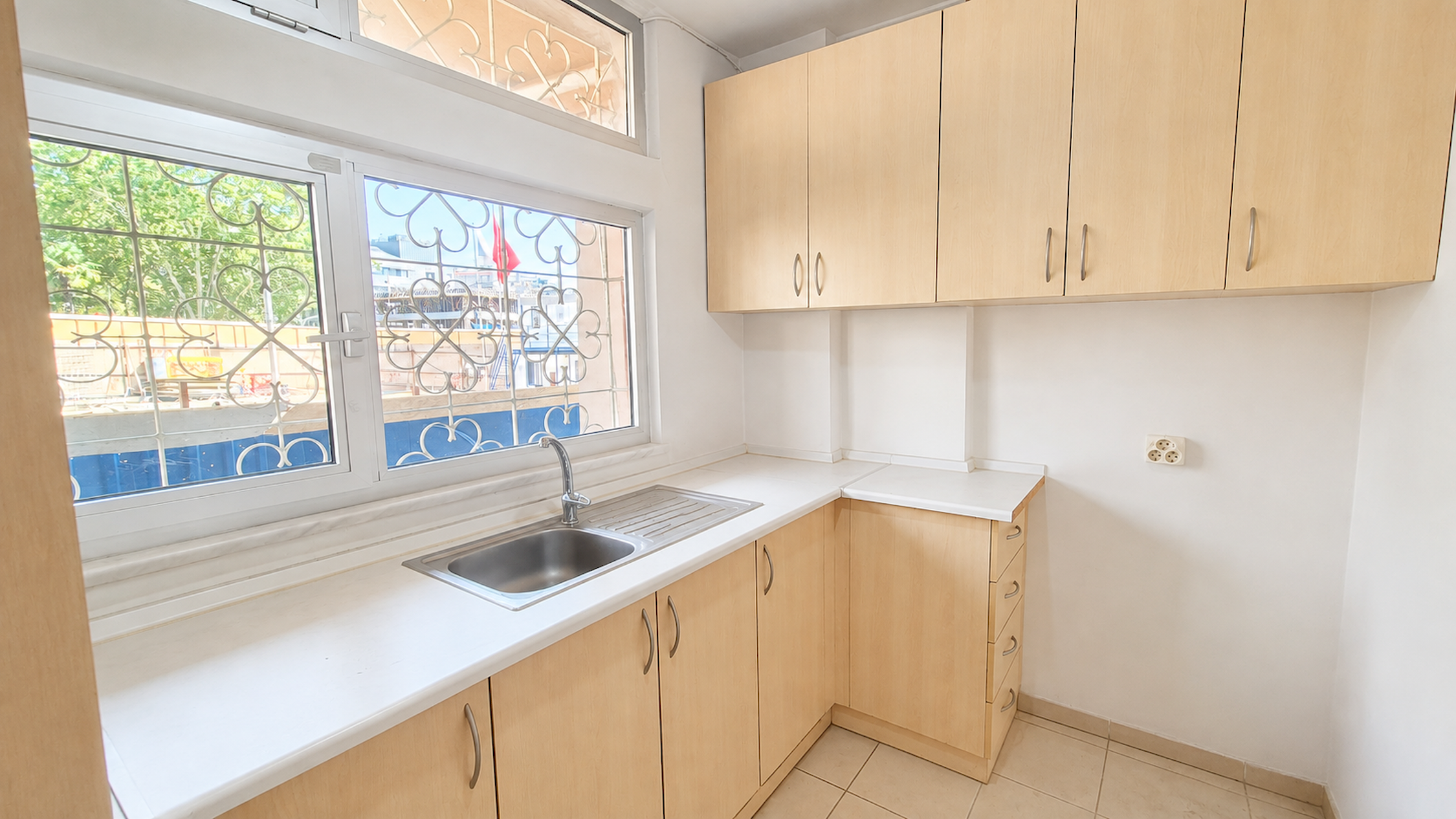 Selamiçeşme Bağdat Caddesi üzeri 2+1 Bakımlı Kiralık İşyeri