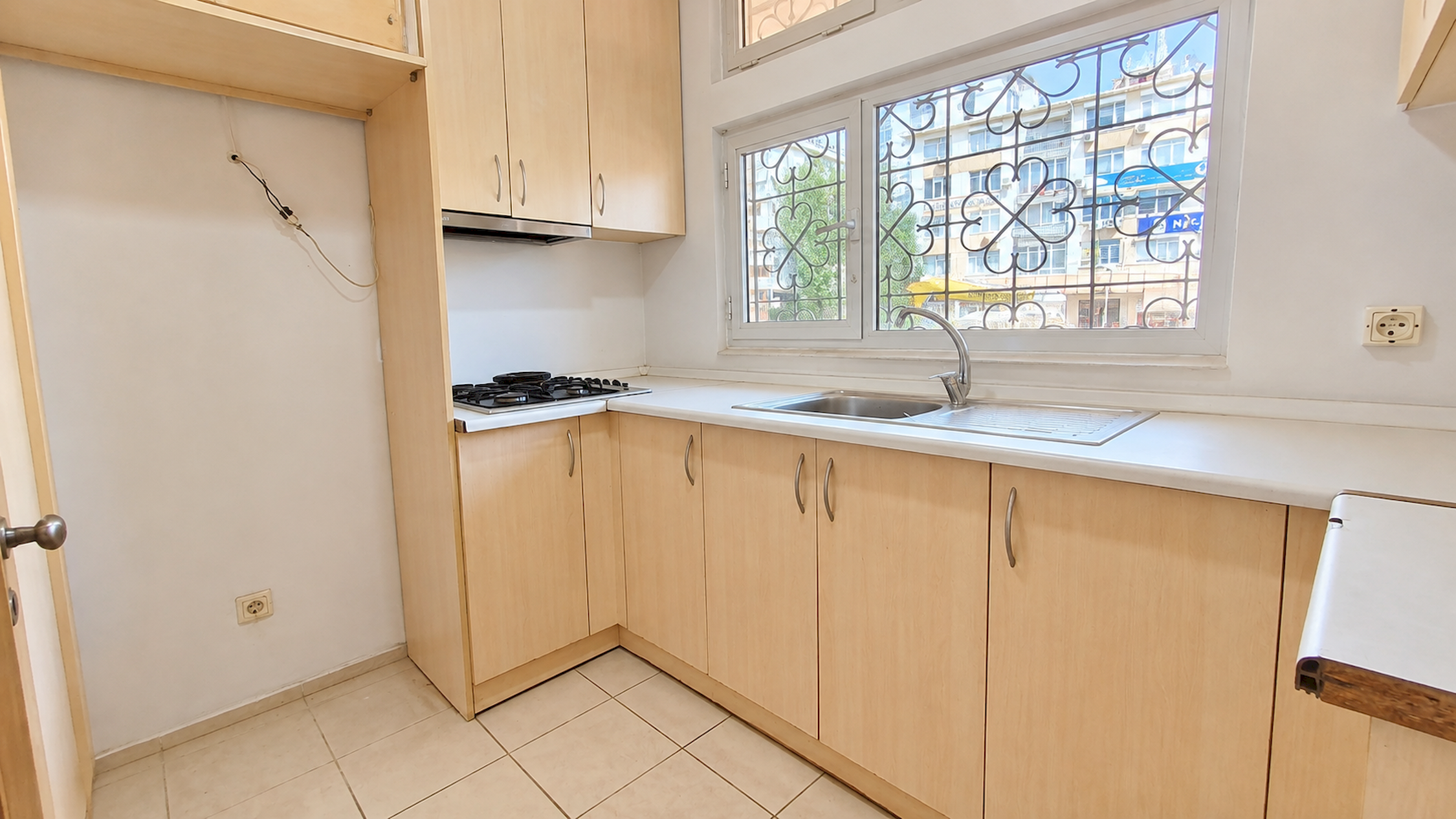 Selamiçeşme Bağdat Caddesi üzeri 2+1 Bakımlı Kiralık İşyeri