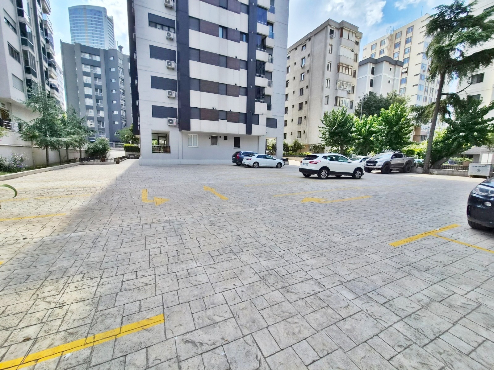 Selamiçeşmede Bağdat Caddesine 4.Binada 110 m2 Net 3+1 Daire