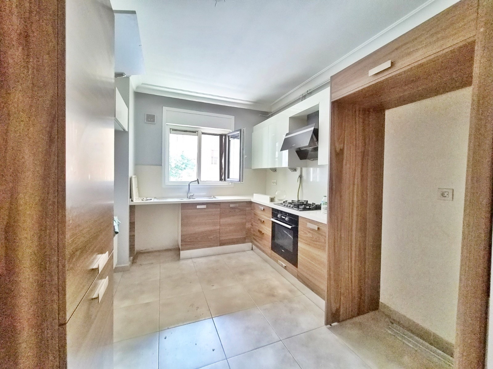 Selamiçeşmede Bağdat Caddesine 4.Binada 110 m2 Net 3+1 Daire